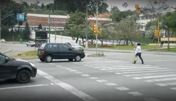 Parca e prea frumos sa fie adevarat! Vezi ce pateste un sofer smecher, care opreste masina fix pe trecerea de pietoni. VIDEO