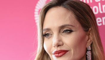 Angelina Jolie, de o eleganță desăvârșită! Cu un look natural și un machiaj discret, actrița își acceptă vârsta cu demnitate