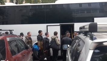 Cu muzică și lacrimi. Primii ruși care au răspuns ordinului de mobilizare al lui Putin își iau rămas bun de la familii