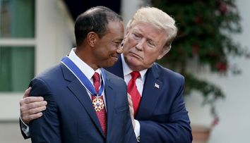L-a rugat pe Donald Trump să-l scape de arest? Primul lucru pe care l-a făcut Tiger Woods în fața polițiștilor după ce s-a răsturnat cu mașina
