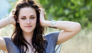 Primul pictorial topless al lui Kristen Stewart. Actrita a renuntat la inhibitii si s-a lasat fotografiata fara sutien