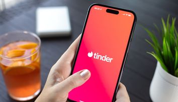 El este cel mai „swipe-uit” bărbat de pe aplicațiile de dating! „Mr. Tinder” a ascuns timp de 14 ani că poartă perucă: „Dacă o femeie încerca să-mi treacă mâna prin păr...”