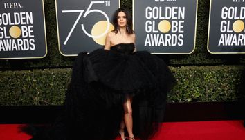Kendall Jenner a aratat spectaculos la Globurile de Aur, dar carcotasii au criticat-o pentru acneea de pe fata