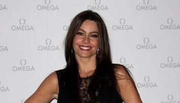 Sofia Vergara incinge nisipul pe plaja intr-o reclama.  Vezi cum arata actrita la numai 17 ani