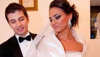Teodora Butuc, corespondentul Stirilor Pro Tv, a avut rochia de nunta inscriptionata cu promisiunile sotului FOTO!