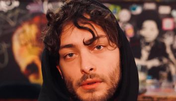 Cum arată mama lui Toto Dumitrescu la 50 de ani. A fost fotomodel de top în anii ’90 și era cunoscută drept „Monica Bellucci de România”