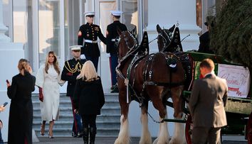 A venit, a pozat, a dispărut! Motivul pentru care Melania Trump i-a înfuriat pe americani la ceremonia bradului de Crăciun