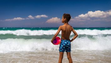 Un baietel de 12 ani a furat banii parintilor si a plecat in vacanta in Bali