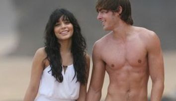Zac Efron, fara Vanessa Hudgens, cu stripteuzele in brate!
