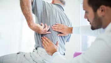 Fumatorii au sanse mai mari cu 50% sa sufere de dureri de spate ingrozitoare