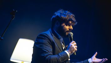 Miguel Gane, scriitorul român devenit fenomenul poeziei contemporane de limbă spaniolă, lansează volumul „Albastru”