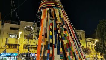 „O bătaie de joc!” Locuitorii din Târgu Mureș, revoltați din cauza bradului din materiale textile instalat în oraș