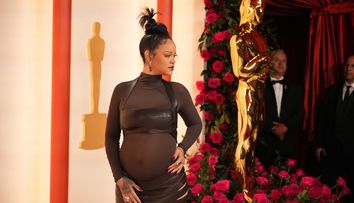 Rihanna, cel mai îndrăzneț look de la Premiile Oscar: și-a etalat burtica atât pe covorul roșu, cât și pe scenă