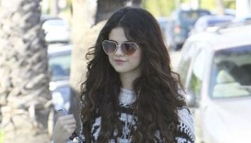 Selena Gomez si-a uitat pantalonii acasa. Tinuta indrazneata cu care s-a afisat dupa despartirea de Justin Bieber