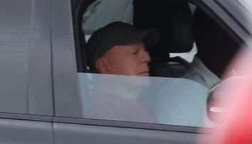 Cele mai recente imagini cu Bruce Willis! Cu cine a fost surprins actorul diagnosticat cu demență, la scurt timp după ce soția l-a mutat în altă casă