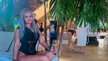 Diana Simona, blonda sexy de la Gospodar fară pereche, are o fiica ce îi seamănă perfect. Cele două par surori