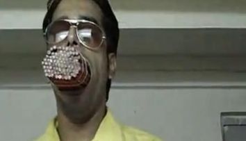 Record ciudat: un profesor din Mumbai si-a bagat 92 de creioane in gura! Vezi VIDEO
