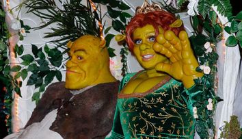 Cel mai elaborat costum de Halloween. Ce vedetă superbă s-a ascuns în spatele lui