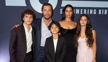Cea mai frumoasă familie de la Hollywood. Sex simbolul anilor 2000, Matthew McConaughey e căsătorit cu o braziliancă focoasă și au 3 copii superbi