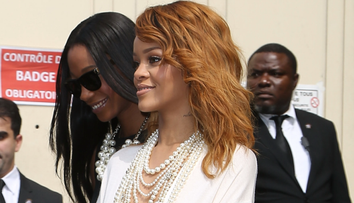 Rihanna, aproape goala la o prezentare Chanel. Cantareata a avut parte de un incident vestimentar pe care l-a mascat cu greu