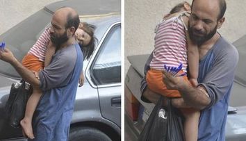 Povestea tatalui care vinde pixuri pe strada pentru a le oferi copiilor sai o viata mai buna. Imagini emotionante