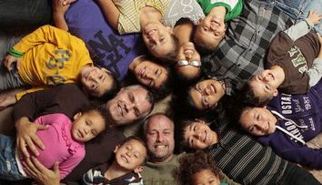 Un cuplu de homosexuali creste 12 copii adoptati! Afla cum se descurca!