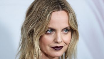 Mena Suvari, despre abuzurile la care a supus-o iubitul ei: ”M-a forțat să fiu cu altă femeie”