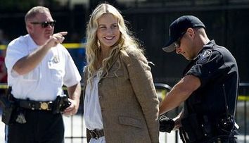 Daryl Hannah a fost arestata! Vezi motivul