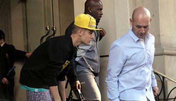 Cu doua ceasuri, sapca cu tinte si pantaloni leopard. Justin Bieber si-a sperit fanii cand a iesit din hotel: FOTO