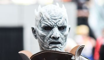 Mai e puţin şi vine în România Night King, personajul care îţi dă fiori în 