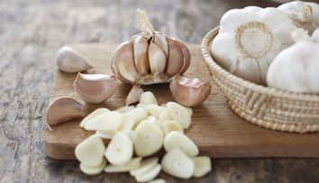 Este ingredientul minune, pe care toata lumea il are in acasa. 7 moduri incredibile in care poti utiliza usturoiul
