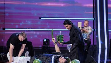 Românii au talent, 23 ianuarie 2026. Chirag Lukha, shaolinul care a susținut demonstrații de arte marțiale în fața Familiei Regale din Dubai, i-a băgat în sperieți pe jurați cu momentul său. Legat la ochi și cu fața acoperită, a creat un număr spectaculos: „Va trebui să votez, deși nu știu prin ce am trecut”
