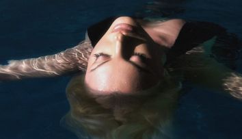 Alexandra Stan și-a cucerit fanii cu cel mai nou videoclip! În ce ipostaze provocatoare apare artista: „Ce frumusețe de femeie”