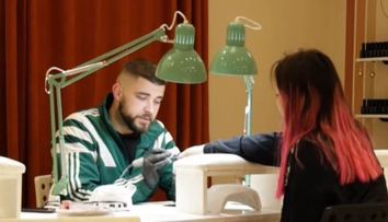 Bărbatul care și-a lăsat jobul de sudor la uzină pentru a lucra într-un salon de manichiură. „Mi-am urmat pasiunea”