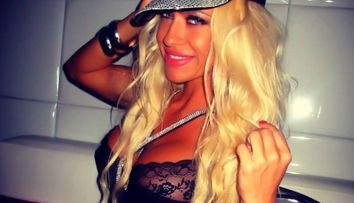 Costum de scena care demonstreaza ca are o silueta de invidiat. Anda Adam, sexy intr-un body cu imprimeu de leopard