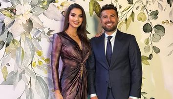 Sandra Mutu a dat cărțile pe față despre relația cu Adrian Mutu după 11 ani. Modelul nu s-a sfiit și a recunoscut ce se întâmplă, de fapt, între ei: „Încercăm să găsim o cale de mijloc”