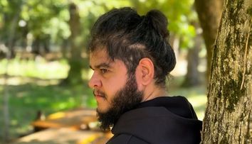 Celebrul actor apare într-un serial de la PRO TV, dar puțin l-au recunoscut cu acest look