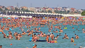 Niciun loc liber pe plajă sau în apă. Imaginile din Eforie fac senzație pe net: “Doamne, ce fain e!”