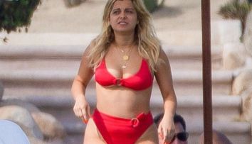 Nu are siluetă de model, dar este mândră de corpul ei. Bebe Rexha, fotografiată la plajă în costum de baie