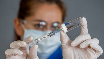 O angajată sanitară din SUA a suferit o reacție alergică gravă la vaccinul produs de Pfizer