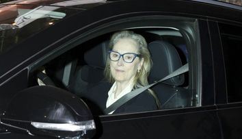 Meryl Streep încă rupe inimi! Actrița a fost surprinsă de paparazzi plecând de la o întâlnire amoroasă, după ce s-a furișat în hotel
