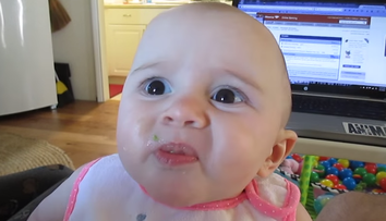 O sa razi cu siguranta! Cum reactioneaza un copil cand gusta avocado pentru prima oara! VIDEO