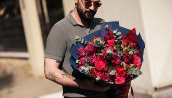 (P) Pentru momentele speciale, alege serviciul de livrare flori în București de la Băiatul cu Flori