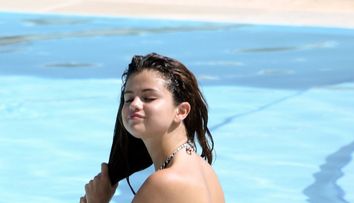 Selena Gomez, pe niste tocuri ametitor de inalte. Cu ce pereche de pantofi a facut senzatie artista