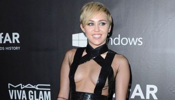 Toti o cred excentrica pe Miley Cyrus, dar trebuie sa-l vezi pe fratele ei. Cum arata Trace si cine este iubita lui
