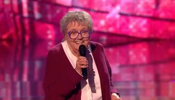 Cea mai tare bunicuță a intrat în istoria show-ului „Vocea UK”! Cine e bătrânica de 76 de ani care a strâns milioane de vizualizări pe TikTok după ce a cântat rap: „Nu eram pregătiți pentru asta!”