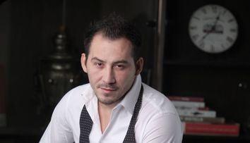 In primul lui clip, au venit 10. Acum s-a intors ROATA :)<span style=