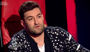 Smiley, mai tanar cu 10 ani si cu ochi albastri. Aparitia surprinzatoare la 