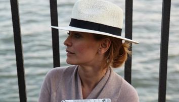 Andreea Esca a implinit ieri 40 de ani! Uite ce <span style=