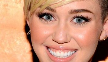 Miley Cyrus, cu vergeturi si colacei. Vedeta de 20 de ani a cam uitat sa mai aiba grija de corpul ei